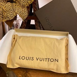 Louis Vuitton Damier PM crossbody bag. Like new, excellent condition!